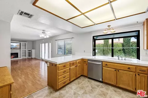 Kitchen - 44138 Ruthron Ave, Lancaster, CA 93536 photo 4 of 5