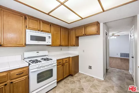 Kitchen - 44138 Ruthron Ave, Lancaster, CA 93536 photo 5 of 5