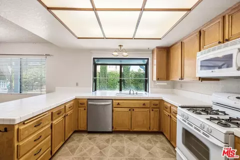 Kitchen - 44138 Ruthron Ave, Lancaster, CA 93536 photo 3 of 5