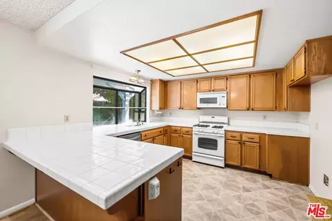 Kitchen - 44138 Ruthron Ave, Lancaster, CA 93536 photo 2 of 5