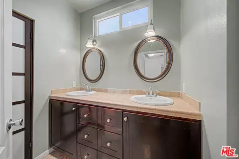 Bath - 10530 Dolan Ave, Downey, CA 90241 photo 3 of 5