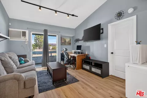 21801 Roscoe Blvd #205, Canoga Park, CA 91304