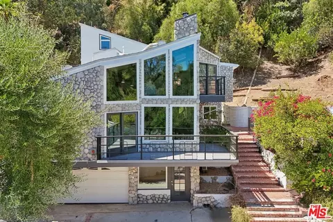 4631 Ensenada Dr, Woodland Hills, CA 91364