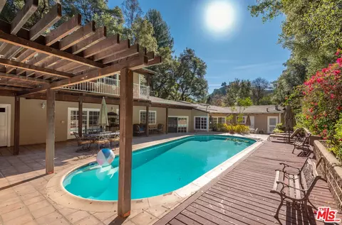 1702 SW Crater Ln, Los Angeles, CA 90077