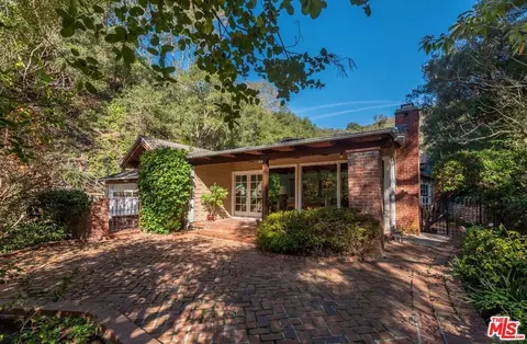 1702 SW Crater Ln, Los Angeles, CA 90077