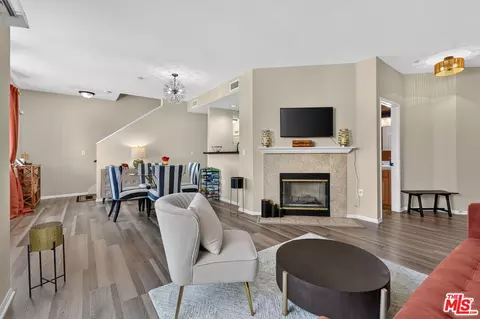 4600 Don Lorenzo Dr #4, Los Angeles, CA 90008