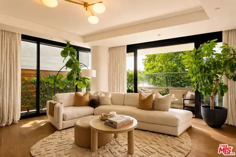 8420 W Sunset Blvd #107, West Hollywood, CA 90069