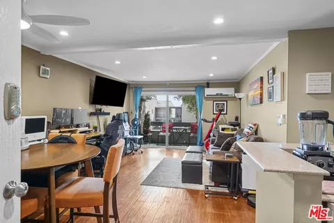 21800 Schoenborn #225, Canoga Park, CA 91304
