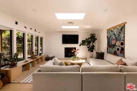 Living - 2013 Walnut Ave, Venice, CA 90291 photo 2 of 3