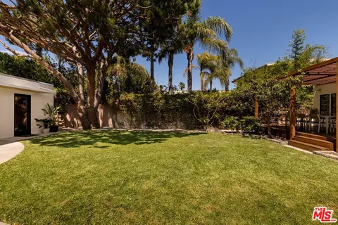 Exterior - 2013 Walnut Ave, Venice, CA 90291 photo 6 of 12