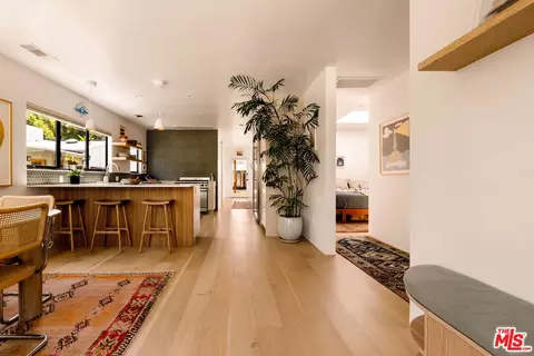 Entry Way - 2013 Walnut Ave, Venice, CA 90291 photo 2 of 5