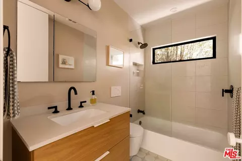 Bath - 2013 Walnut Ave, Venice, CA 90291 photo 1 of 4