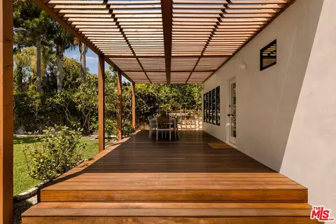 Exterior - 2013 Walnut Ave, Venice, CA 90291 photo 2 of 12