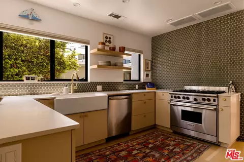 Kitchen - 2013 Walnut Ave, Venice, CA 90291 photo 3 of 6