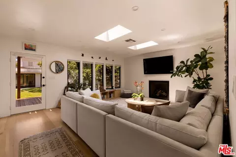 Living - 2013 Walnut Ave, Venice, CA 90291 photo 1 of 3
