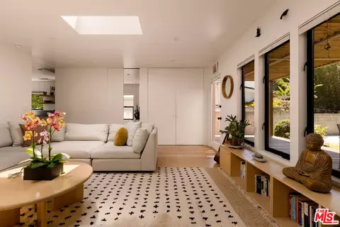 Living - 2013 Walnut Ave, Venice, CA 90291 photo 3 of 3