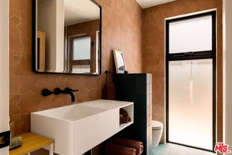 Bath - 2013 Walnut Ave, Venice, CA 90291 photo 3 of 4