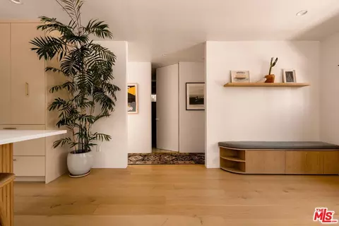 Entry Way - 2013 Walnut Ave, Venice, CA 90291 photo 3 of 5