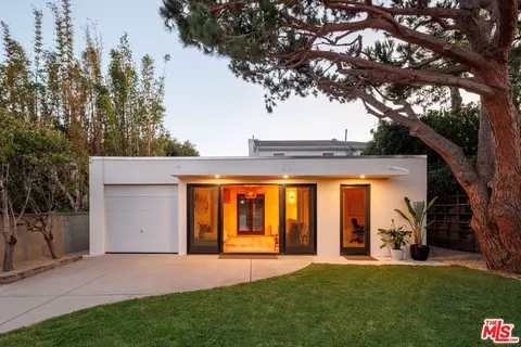 Exterior - 2013 Walnut Ave, Venice, CA 90291 photo 11 of 12