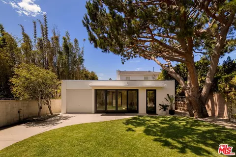 Exterior - 2013 Walnut Ave, Venice, CA 90291 photo 7 of 12