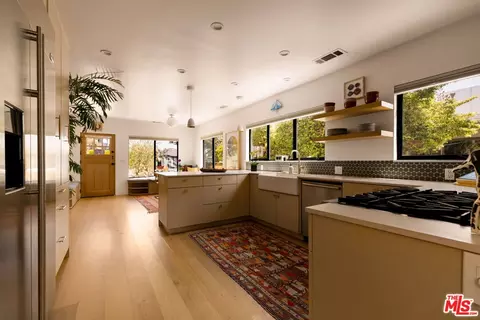 Kitchen - 2013 Walnut Ave, Venice, CA 90291 photo 5 of 6