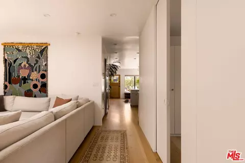 Entry Way - 2013 Walnut Ave, Venice, CA 90291 photo 4 of 5