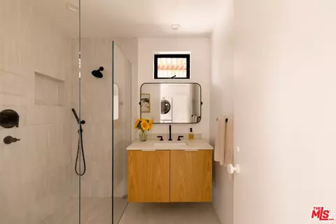 Bath - 2013 Walnut Ave, Venice, CA 90291 photo 2 of 4
