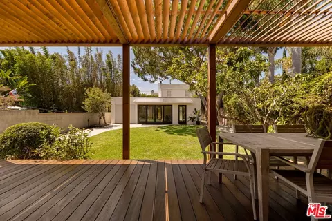 Exterior - 2013 Walnut Ave, Venice, CA 90291 photo 5 of 12