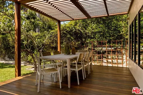 Exterior - 2013 Walnut Ave, Venice, CA 90291 photo 4 of 12