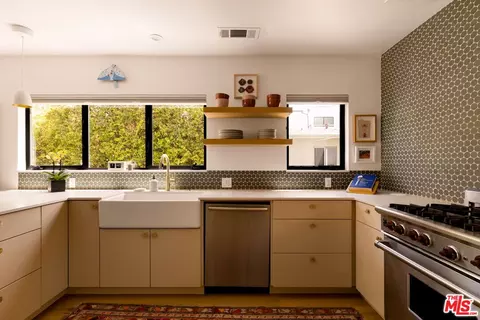 Kitchen - 2013 Walnut Ave, Venice, CA 90291 photo 4 of 6