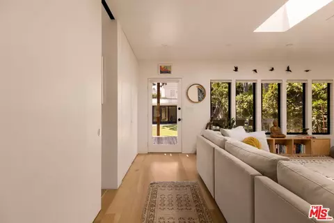 Entry Way - 2013 Walnut Ave, Venice, CA 90291 photo 5 of 5