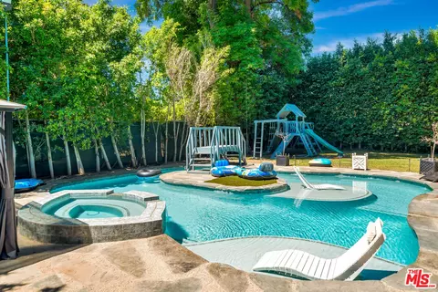 5923 N Corbin Ave, Tarzana, CA 91356