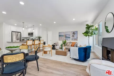 16 S Quarterdeck St #201, Los Angeles, CA 90292