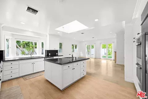 225 S Palm Dr, Beverly Hills, CA 90212