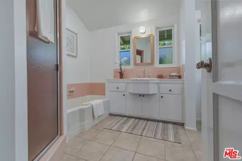 Bath - 13155 Margate St, Sherman Oaks, CA 91401 photo 2 of 3