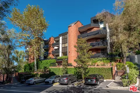 4784 Park Encino Ln #103, Encino, CA 91436
