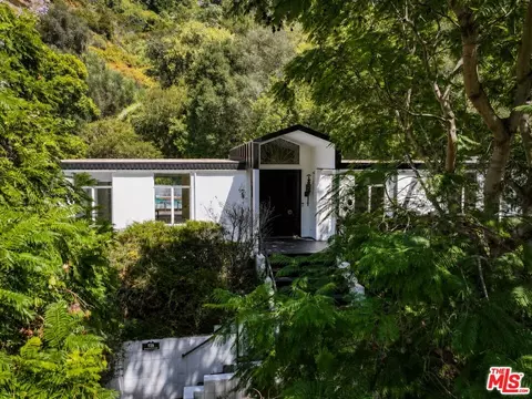 936 Chantilly Rd, Los Angeles, CA 90077