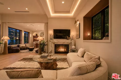 8855 Hollywood Blvd, Los Angeles, CA 90069