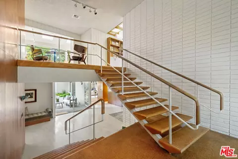 Entry Way - 1024 Armada Dr, Pasadena, CA 91103 photo 7 of 8