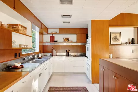 Kitchen - 1024 Armada Dr, Pasadena, CA 91103 photo 1 of 1