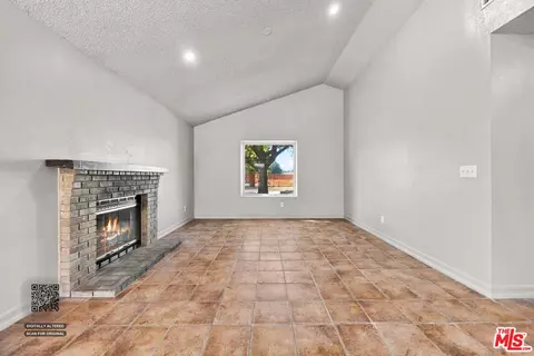 Living - 6304 Castleton St, Bakersfield, CA 93313 photo 4 of 6
