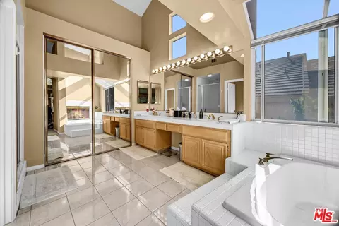 Bath - 6941 E Pinnacle Pointe, Orange, CA 92869 photo 1 of 2