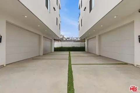 Exterior - 13822 Oxnard St, Van Nuys, CA 91401 photo 1 of 2