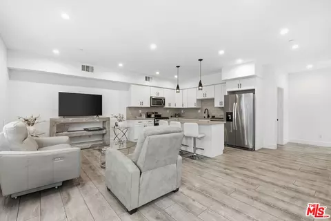 Entry Way - 13822 Oxnard St, Van Nuys, CA 91401 photo 1 of 2