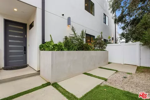 Exterior - 13822 Oxnard St, Van Nuys, CA 91401 photo 2 of 2
