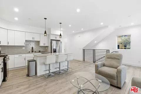 Entry Way - 13822 Oxnard St, Van Nuys, CA 91401 photo 2 of 2