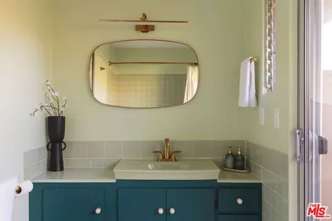 Bath - 59489 Onaga Trl, Joshua Tree, CA 92252 photo 2 of 2