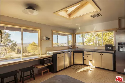 Kitchen - 59489 Onaga Trl, Joshua Tree, CA 92252 photo 1 of 2