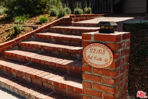 22103 Del Valle St, Woodland Hills, CA 91364
