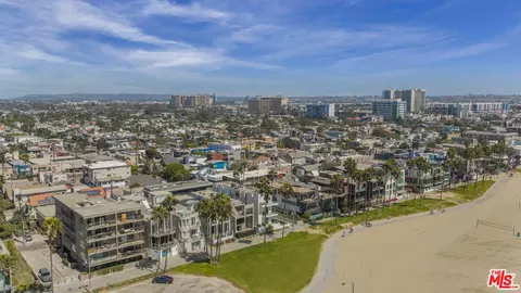 View/Area - 2311 Ocean Front Walk, Venice, CA 90291 photo 3 of 4